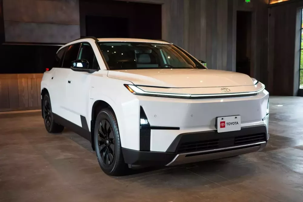 SUV gia đình Toyota Highlander lột xác thành ô tô điện