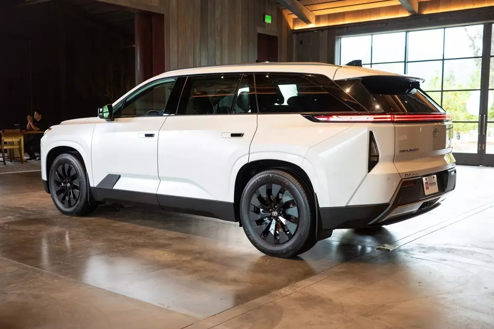 Toyota Highlander 2026 còn sở hữu tay nắm cửa ẩn và các vòm bánh xe mở rộng