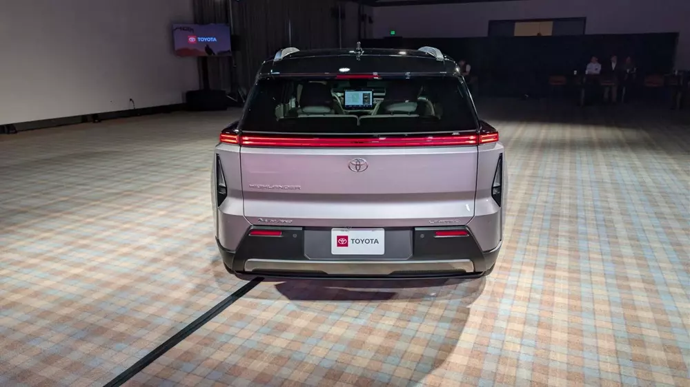 Cụm đèn hậu của Toyota Highlander 2026 tạo sự tương đồng với dải đèn LED định vị ban ngày phía trước