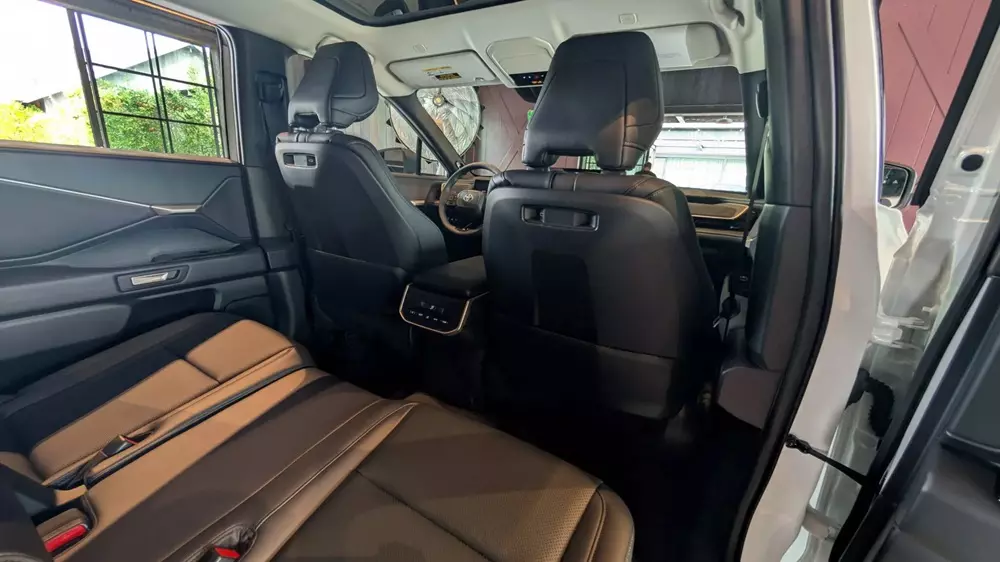 Hàng ghế thứ hai dạng băng ghế dài tùy chọn của Toyota Highlander 2026