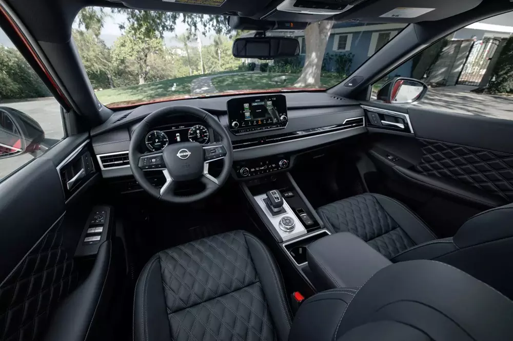 Khoang lái của Nissan Rogue Plug-In Hybrid 2026 