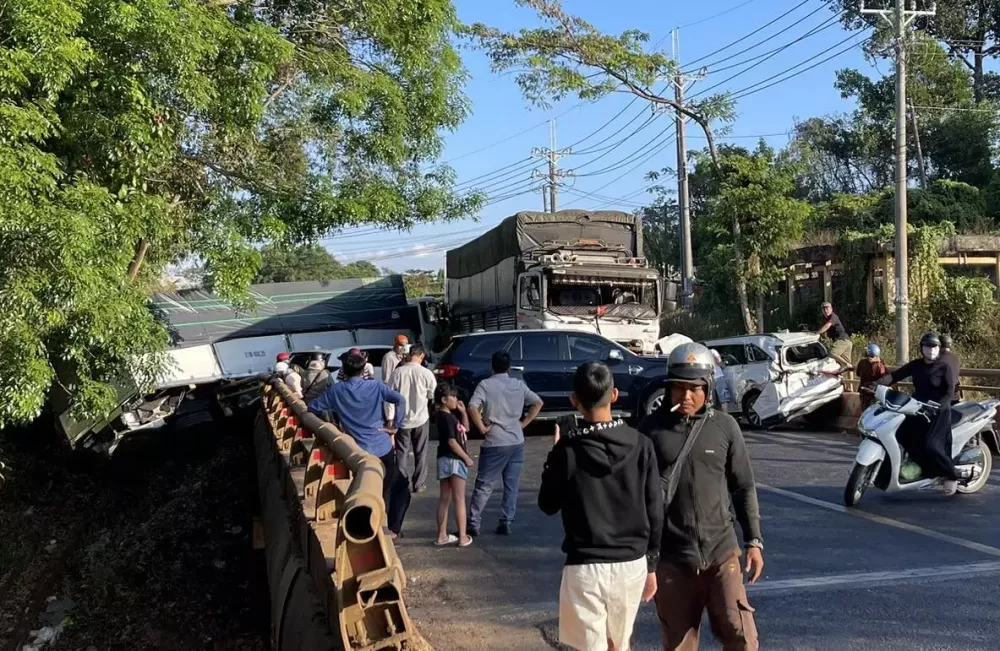 Hiện trường vụ tai nạn liên hoàn