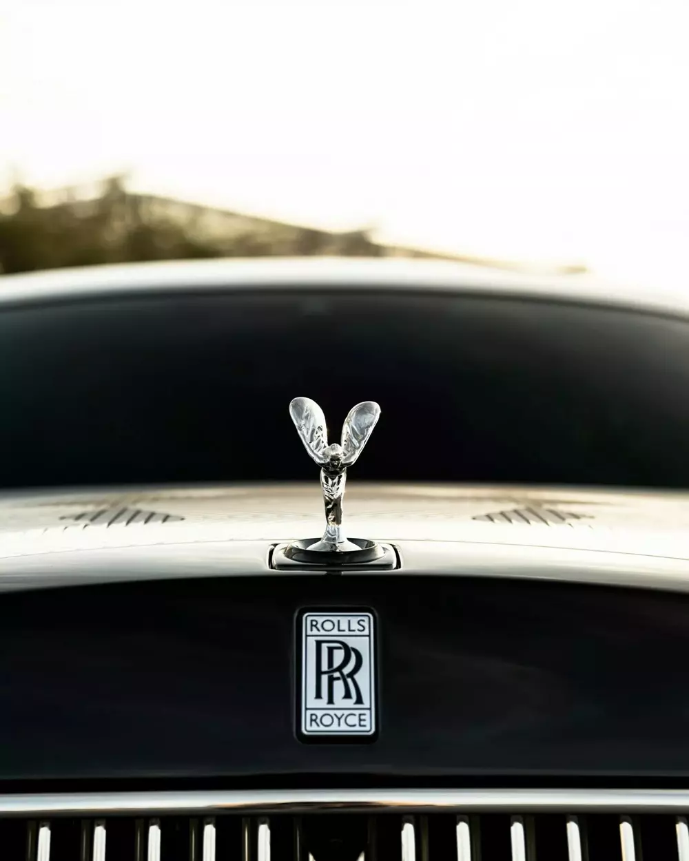 Biểu tượng Spirit of Ecstasy trên nắp ca-pô của Rolls-Royce Phantom Arabesque 