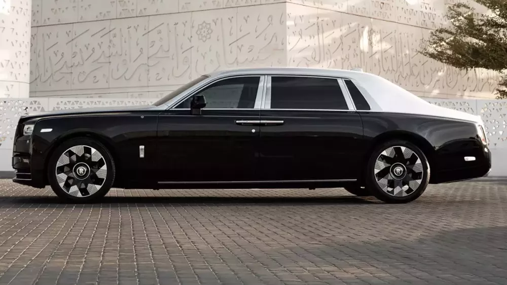 Rolls-Royce Phantom Arabesque sở hữu nửa thân trên và dưới sơn 2 màu khác nhau