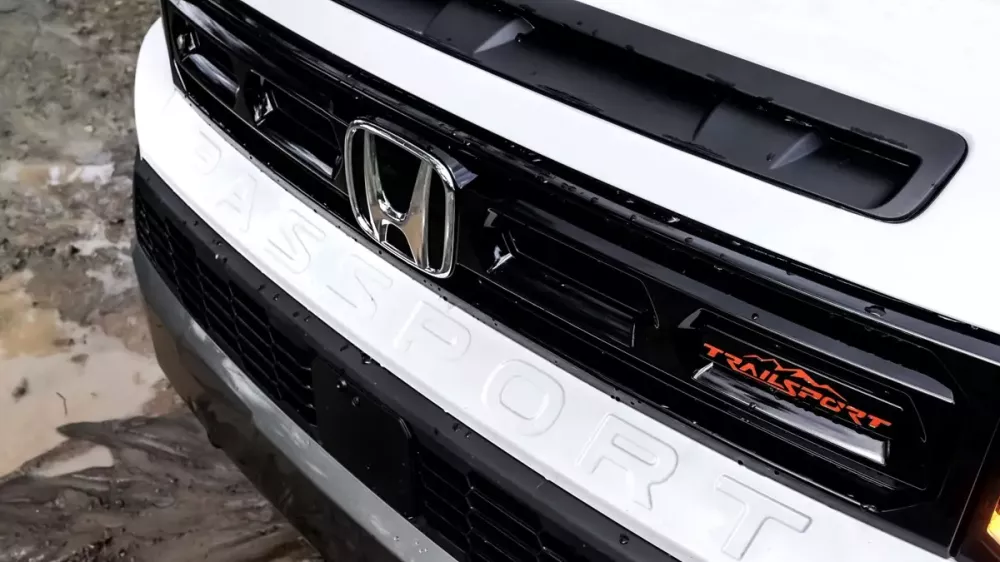 Kẻ gian bẩy logo xe lên để lấy một linh kiện đắt tiền