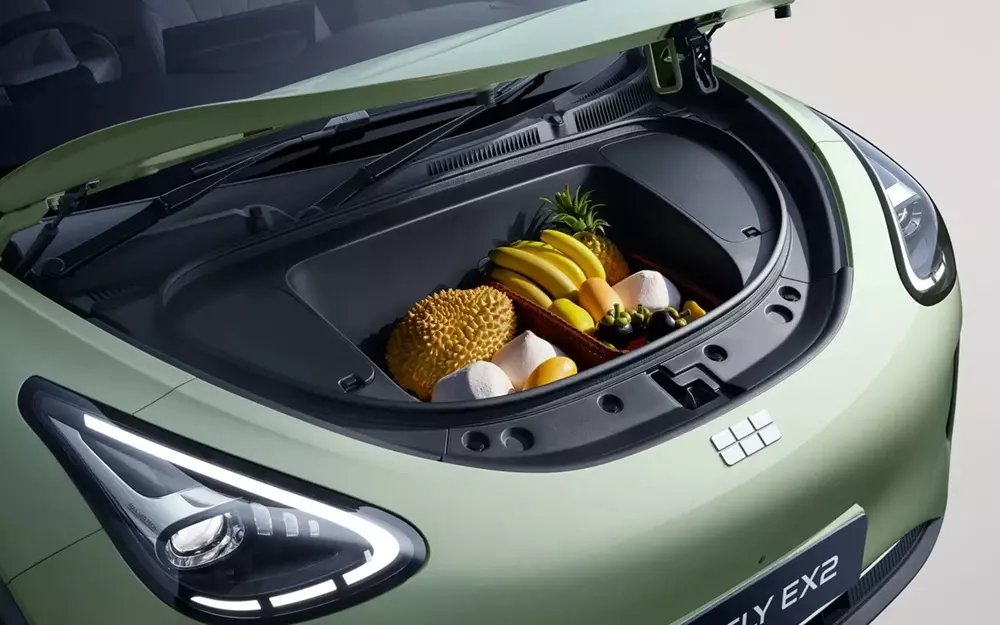 Cốp chứa đồ nhỏ bên dưới nắp ca-pô của Geely EX2 