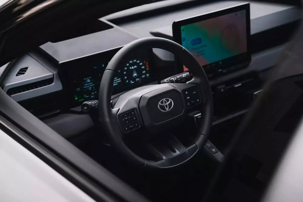 Toyota RAV4 2026 sở hữu 2 màn hình 12,3 inch ở bản cao cấp