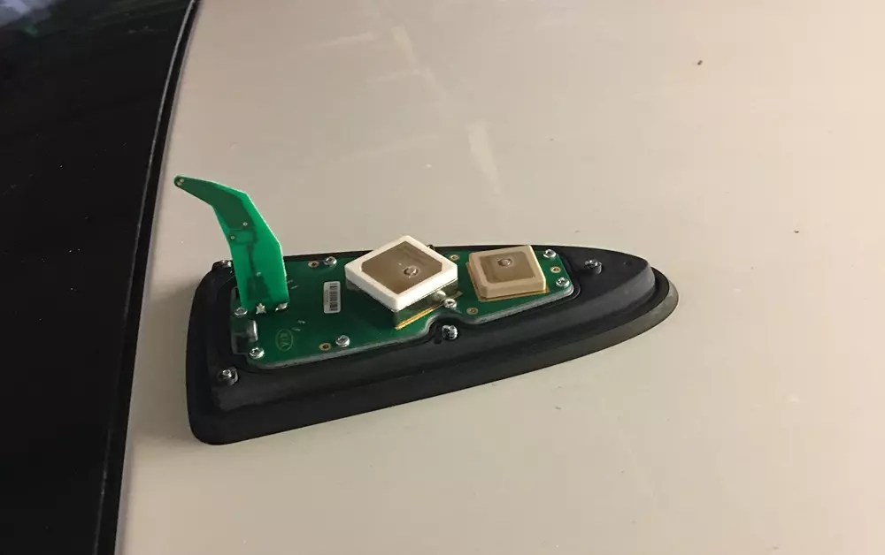 Bên trong ăng-ten vây cá mập của một chiếc Hyundai Sonata