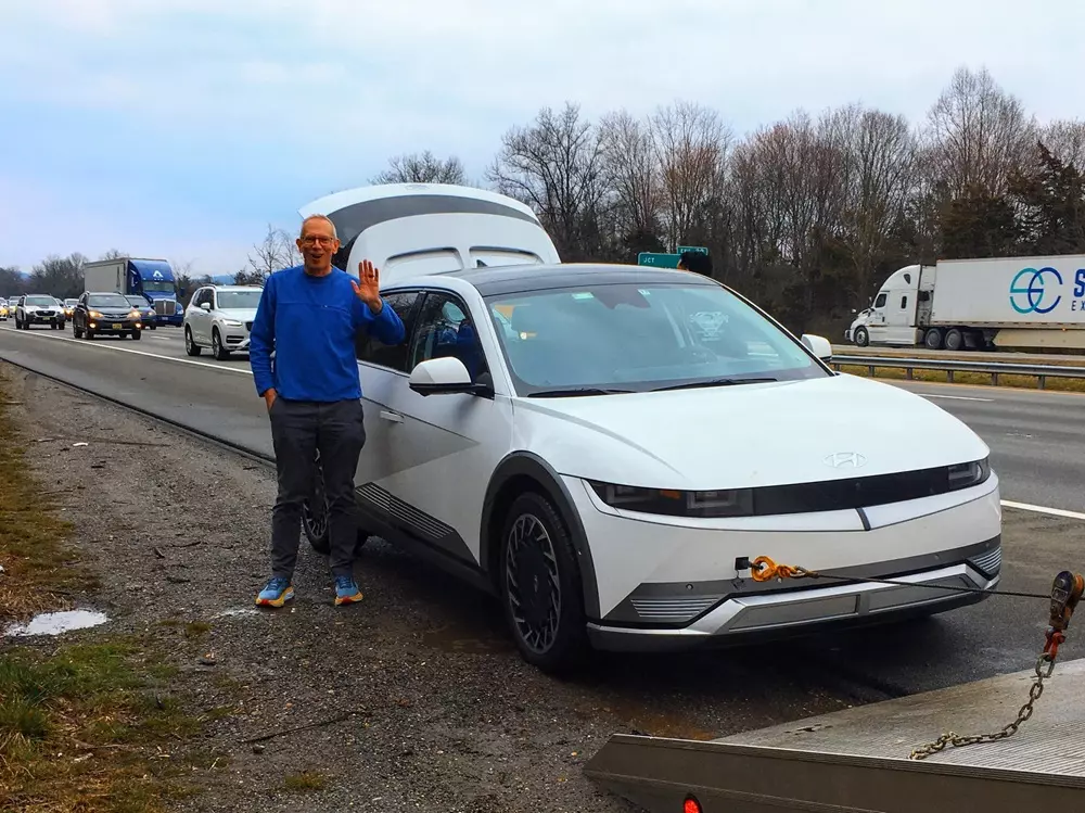 Một chiếc Hyundai Ioniq 5 bị lỗi ICCU và phải kéo lên xe cứu hộ