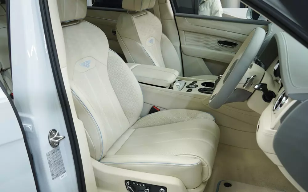 Nội thất bọc sa thanh lịch và sang trọng của Bentley Bentayga Something Blue Nội thất bọc sa thanh lịch và sang trọng của Bentley Bentayga Something Blue