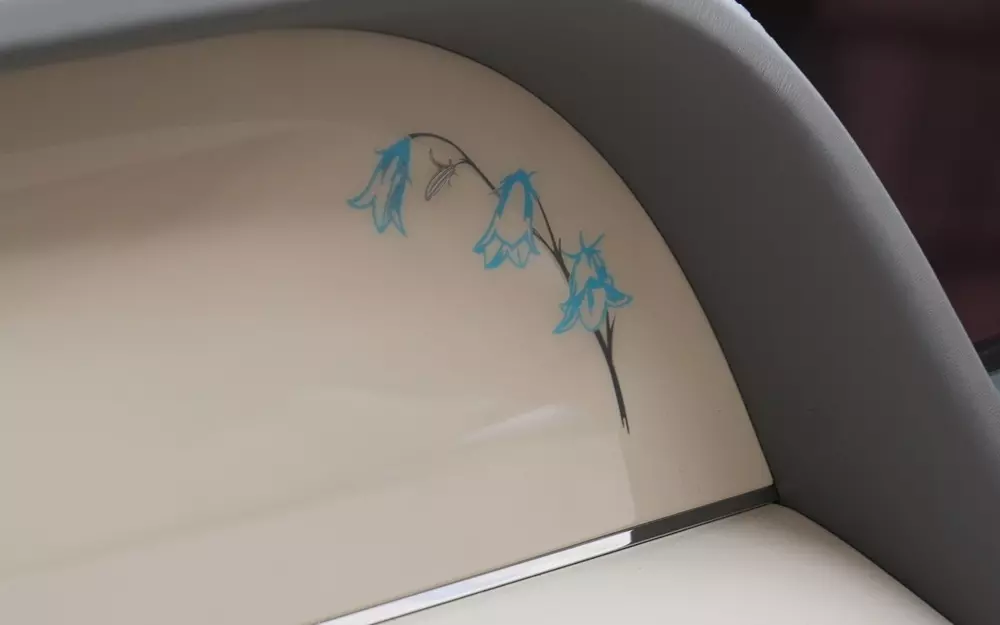 Hoa chuông xanh được thêu bên trong Bentley Bentayga Something Blue Hoa chuông xanh được thêu bên trong Bentley Bentayga Something Blue