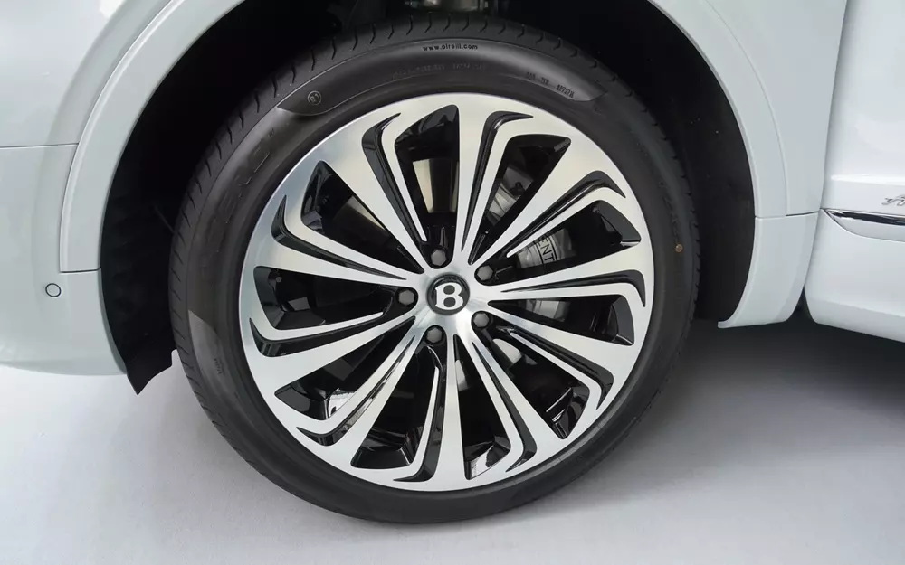 Cùm phanh của Bentley Bentayga Something Blue được sơn màu tương tự Cùm phanh của Bentley Bentayga Something Blue được sơn màu tương tự