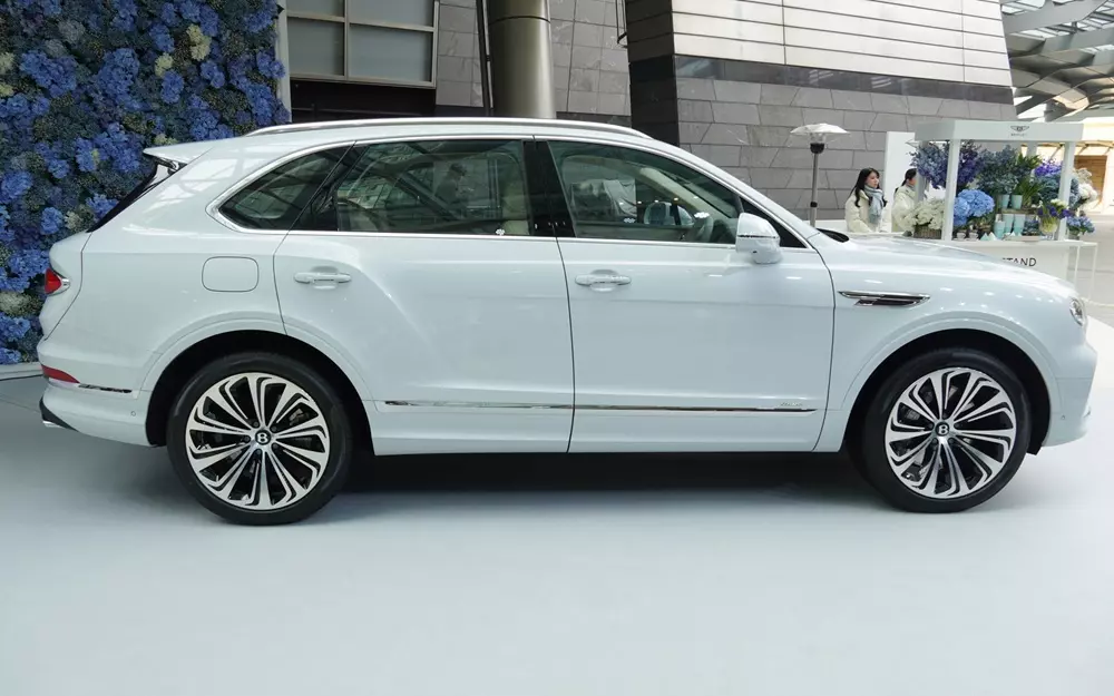 Bentley Bentayga Something Blue lấy cảm hứng thiết kế từ truyền thống cưới của phương Tây Bentley Bentayga Something Blue lấy cảm hứng thiết kế từ truyền thống cưới của phương Tây