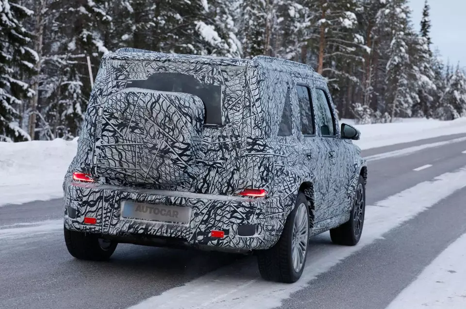 Ngoài đèn pha tròn đặc trưng, Little G còn có lốp dự phòng nằm trên cửa cốp sau giống đàn anh.