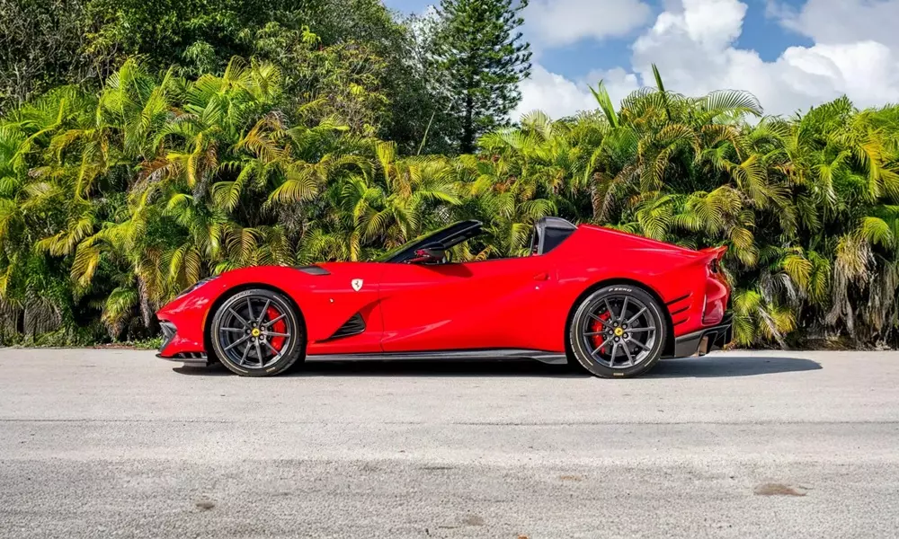 Chiếc 812 Competizione A này là cơ hội quý giá cho những ai chưa thể ghi tên mình vào danh sách VIP của Ferrari Chiếc 812 Competizione A này là cơ hội quý giá cho những ai chưa thể ghi tên mình vào danh sách VIP của Ferrari