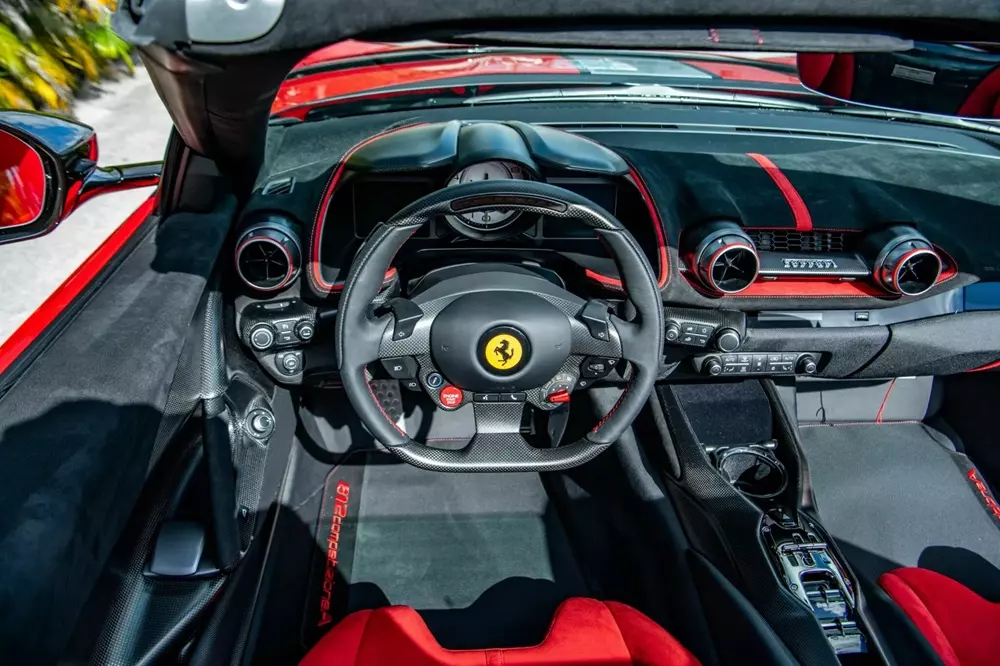 Khoang lái của chiếc Ferrari 812 Competizione A Khoang lái của chiếc Ferrari 812 Competizione A