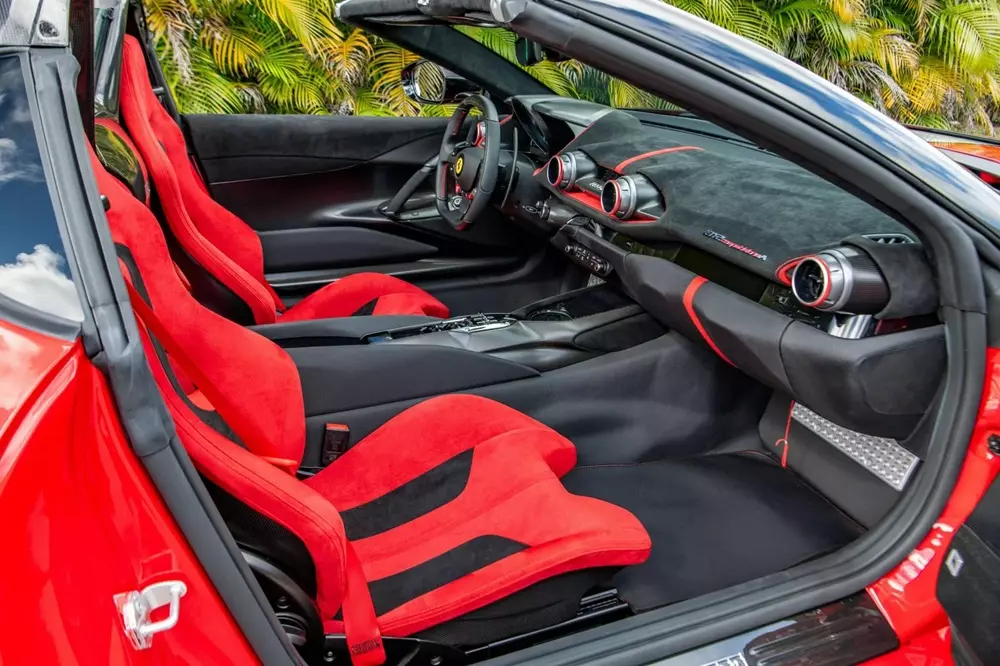 Ghế của chiếc Ferrari 812 Competizione A được bọc Alcantara màu đỏ phối đen Ghế của chiếc Ferrari 812 Competizione A được bọc Alcantara màu đỏ phối đen