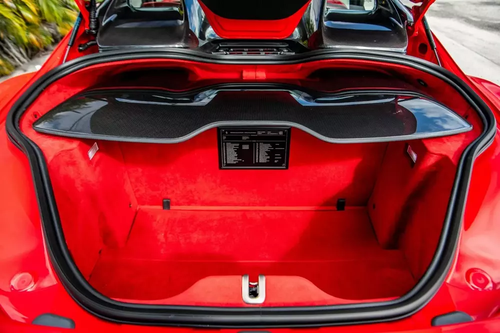 Khoang hành lý phía sau của chiếc Ferrari 812 Competizione A cũng được bọc Alcantara màu đỏ Khoang hành lý phía sau của chiếc Ferrari 812 Competizione A cũng được bọc Alcantara màu đỏ