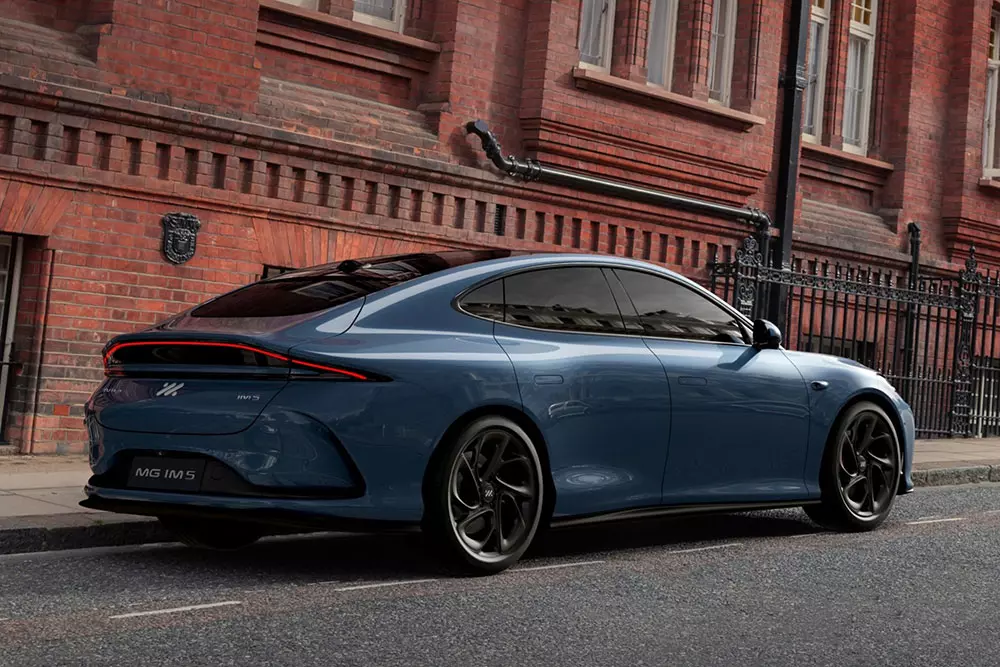 Người thiết kế MG IM5 cũng chính là tác giả phía sau tạo hình của Bugatti Veyron Người thiết kế MG IM5 cũng chính là tác giả phía sau tạo hình của Bugatti Veyron