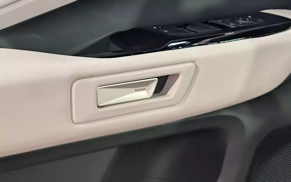 Tay nắm cửa bên trong Toyota Highlander 2026 giống với xe Lexus.