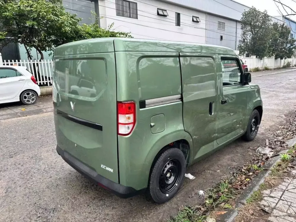 Cửa của chiếc VinFast EC Van này không khít khi đóng vào Cửa của chiếc VinFast EC Van này không khít khi đóng vào