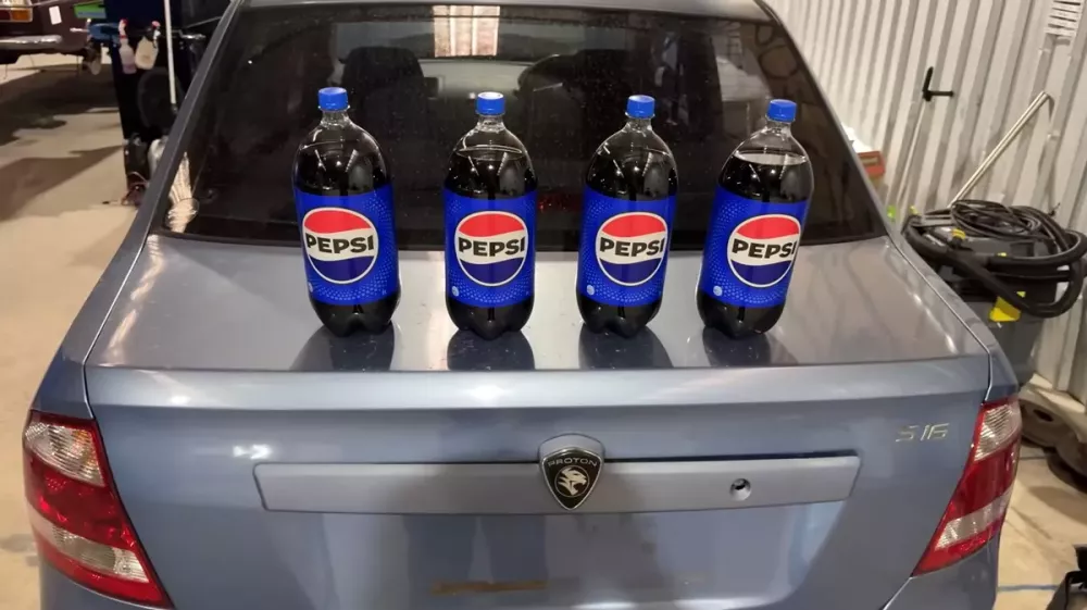 Nhóm YouTuber đổ Pepsi vào két nước của chiếc Proton S16