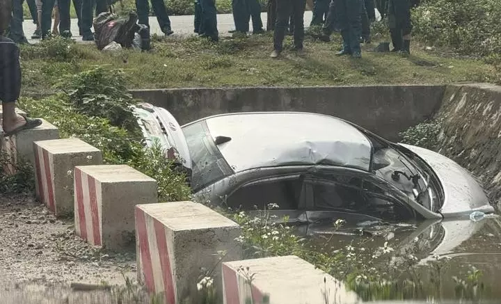 Chiếc ô tô con Hyundai Grand i10 rơi xuống mương nước sau va chạm Chiếc ô tô con Hyundai Grand i10 rơi xuống mương nước sau va chạm