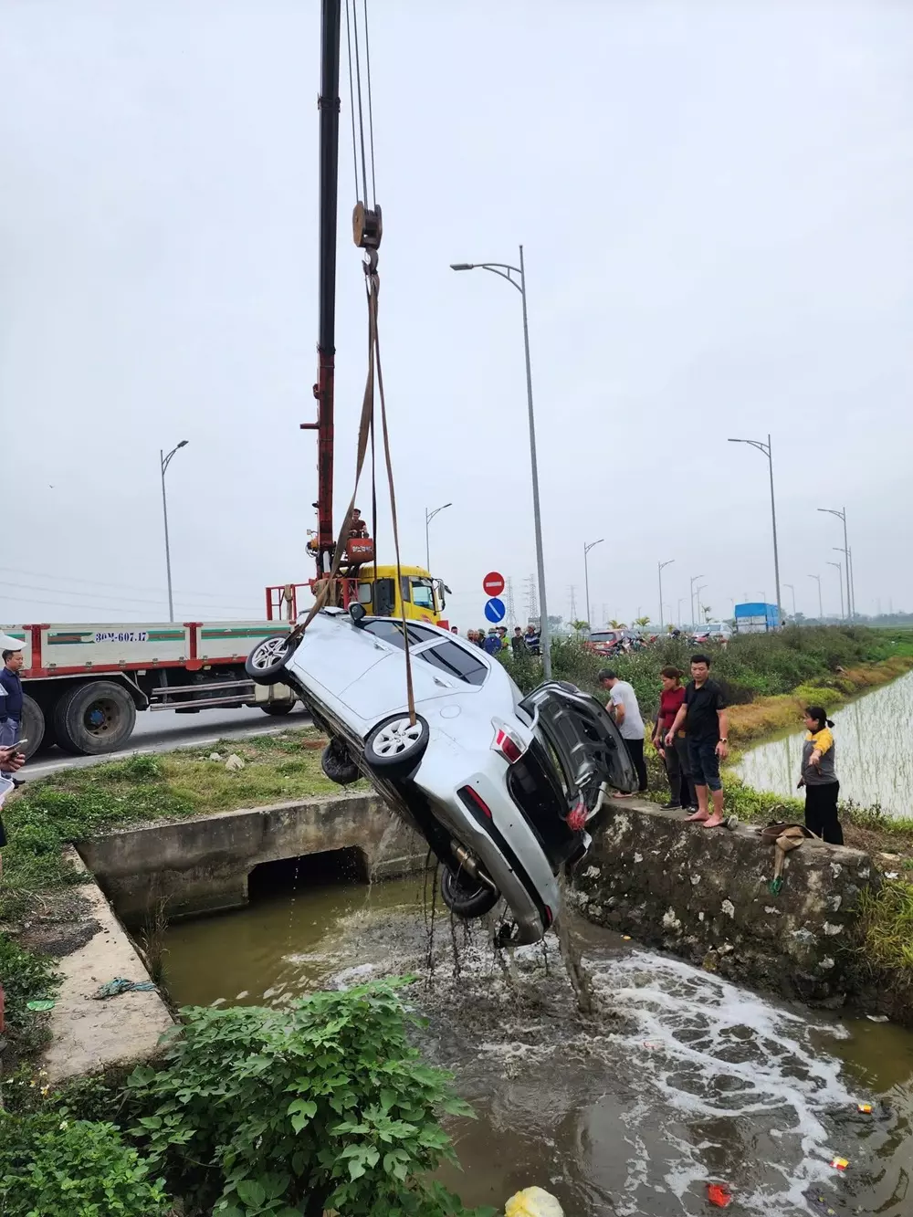 Chiếc ô tô Hyundai Grand i10 được trục vớt khỏi mương Chiếc ô tô Hyundai Grand i10 được trục vớt khỏi mương