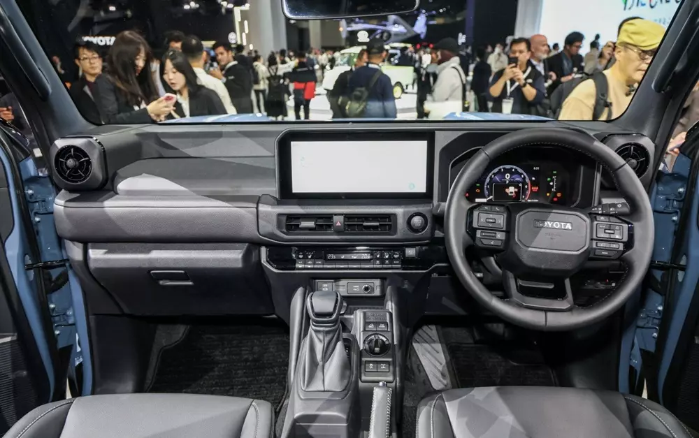 Khoang lái của Toyota Land Cruiser FJ 