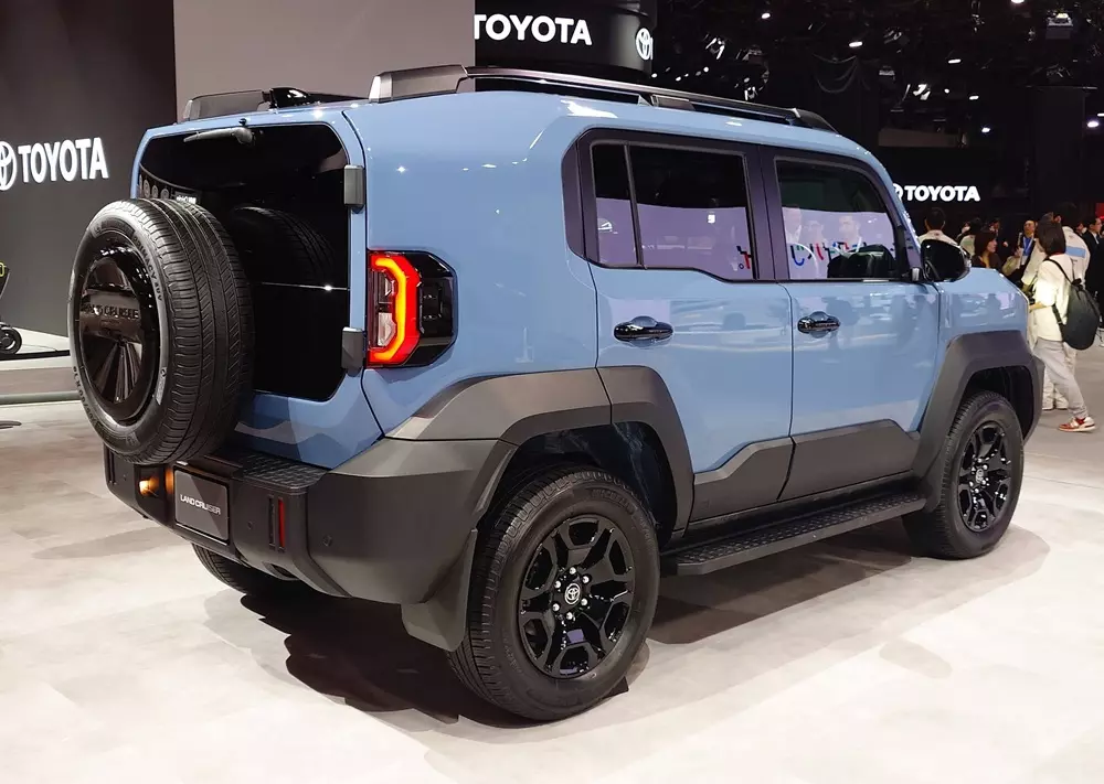 Toyota Land Cruiser FJ có lốp dự phòng nằm trên cửa cốp sau