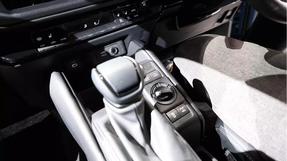 Cần số và các nút chọn chế độ của Toyota Land Cruiser FJ 