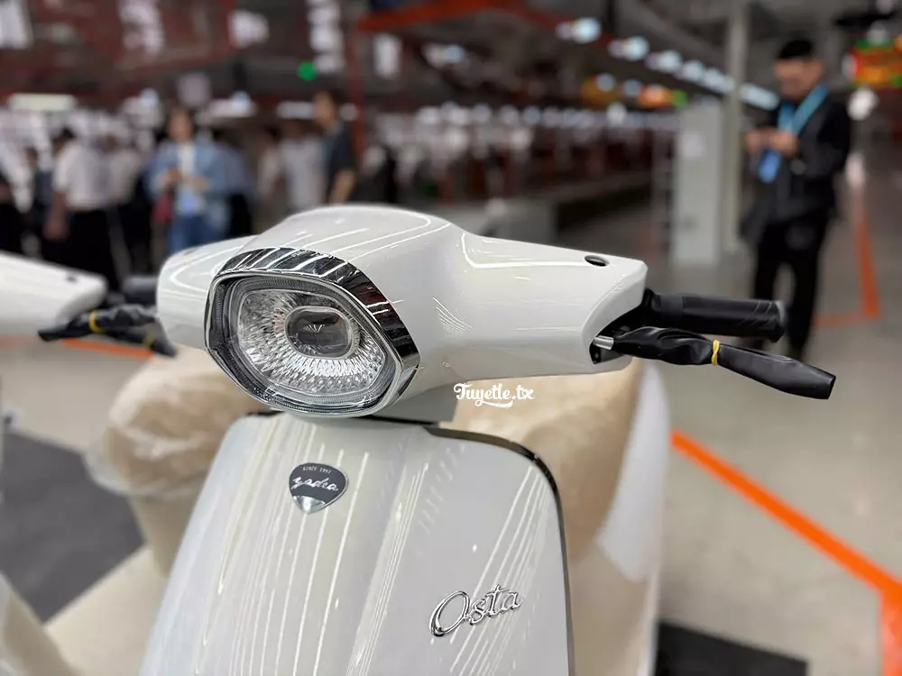 Cận cảnh cụm đèn pha LED của Yadea Osta Cận cảnh cụm đèn pha LED của Yadea Osta