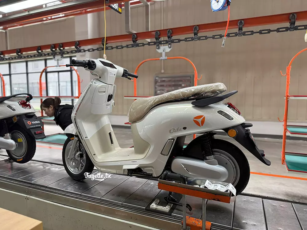 Yadea Osta màu bạc kim vân mây Yadea Osta màu bạc kim vân mây