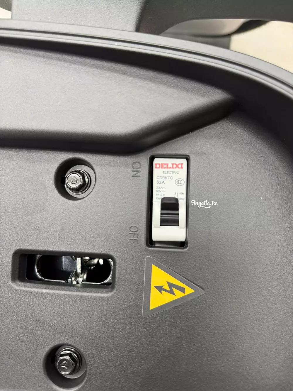 Yadea Osta dùng pin lithium 72V 45Ah với tuổi thọ 1.200 chu kỳ sạc Yadea Osta dùng pin lithium 72V 45Ah với tuổi thọ 1.200 chu kỳ sạc