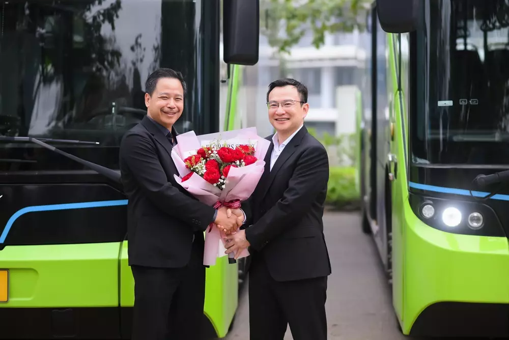 Ông Nguyễn Công Nhật - Tổng Giám đốc VinBus (bên trái) và ông Thái Hồ Phương - Giám đốc Trung tâm Quản lý và Điều hành giao thông thành phố Hà Nội (bên phải) trao hoa, bắt tay chúc mừng tại Khu Công nghệ cao Hòa Lạc Ông Nguyễn Công Nhật - Tổng Giám đốc VinBus (bên trái) và ông Thái Hồ Phương - Giám đốc Trung tâm Quản lý và Điều hành giao thông thành phố Hà Nội (bên phải) trao hoa, bắt tay chúc mừng tại Khu Công nghệ cao Hòa Lạc