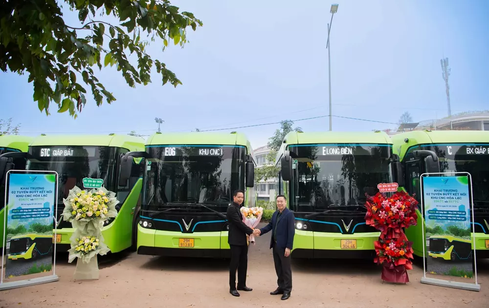 Ông Trần Đắc Trung - Phó Trưởng Ban Quản lý Khu Công nghệ cao Hòa Lạc (bên phải) tham dự lễ khai trương hai tuyến buýt điện E06TC và E07TC, sự kiện được tổ chức nhằm tăng cường kết nối giao thông giữa trung tâm Hà Nội và khu vực phía Tây Thủ đô. Ông Trần Đắc Trung - Phó Trưởng Ban Quản lý Khu Công nghệ cao Hòa Lạc (bên phải) tham dự lễ khai trương hai tuyến buýt điện E06TC và E07TC, sự kiện được tổ chức nhằm tăng cường kết nối giao thông giữa trung tâm Hà Nội và khu vực phía Tây Thủ đô.