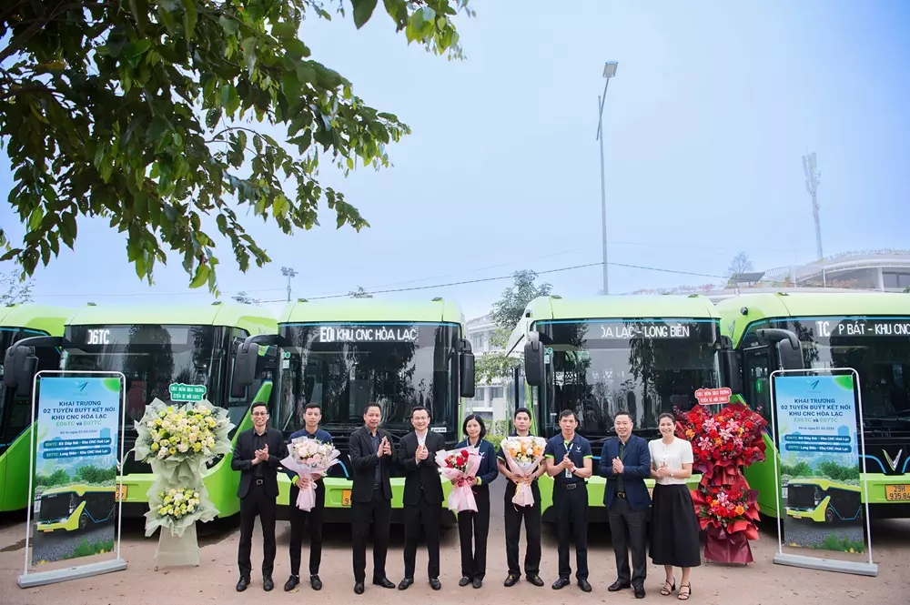 Hai tuyến buýt điện E06TC và E07TC được đưa vào vận hành nhằm tăng cường kết nối giao thông giữa trung tâm Hà Nội và Khu Công nghệ cao Hòa Lạc, đồng thời thúc đẩy lộ trình điện hóa vận tải công cộng của Thành phố. Hai tuyến buýt điện E06TC và E07TC được đưa vào vận hành nhằm tăng cường kết nối giao thông giữa trung tâm Hà Nội và Khu Công nghệ cao Hòa Lạc, đồng thời thúc đẩy lộ trình điện hóa vận tải công cộng của Thành phố.