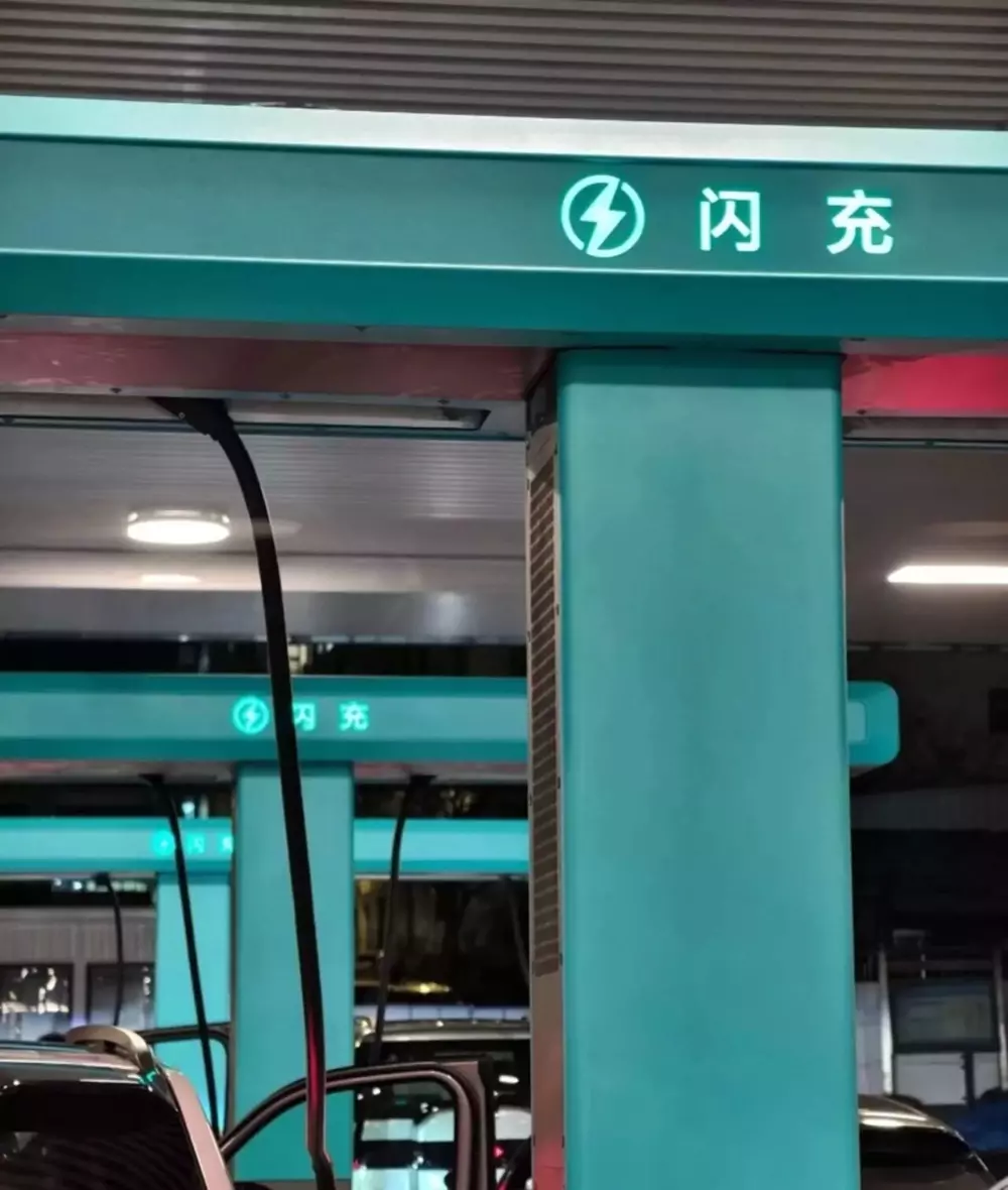 Trạm sạc của BYD dùng súng sạc làm mát bằng chất lỏng
