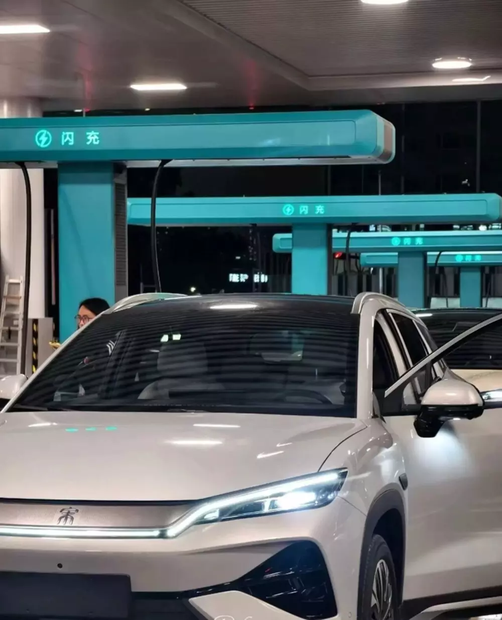 Trạm sạc của BYD dùng các khung giàn hình chữ T xếp thẳng hàng như các cột bơm nhiên liệu