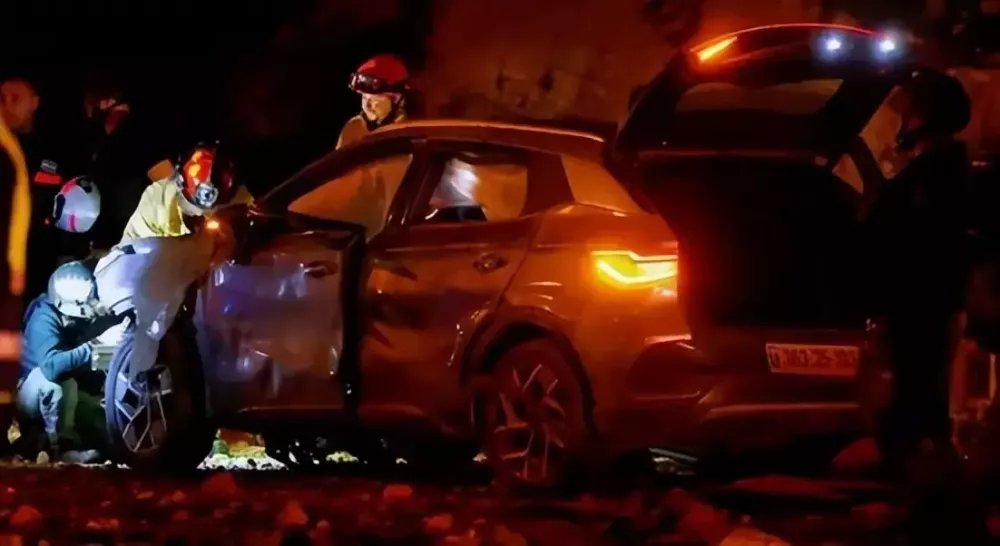 Đèn cảnh báo nguy hiểm của chiếc BYD Atto 3 vẫn bật sáng Đèn cảnh báo nguy hiểm của chiếc BYD Atto 3 vẫn bật sáng