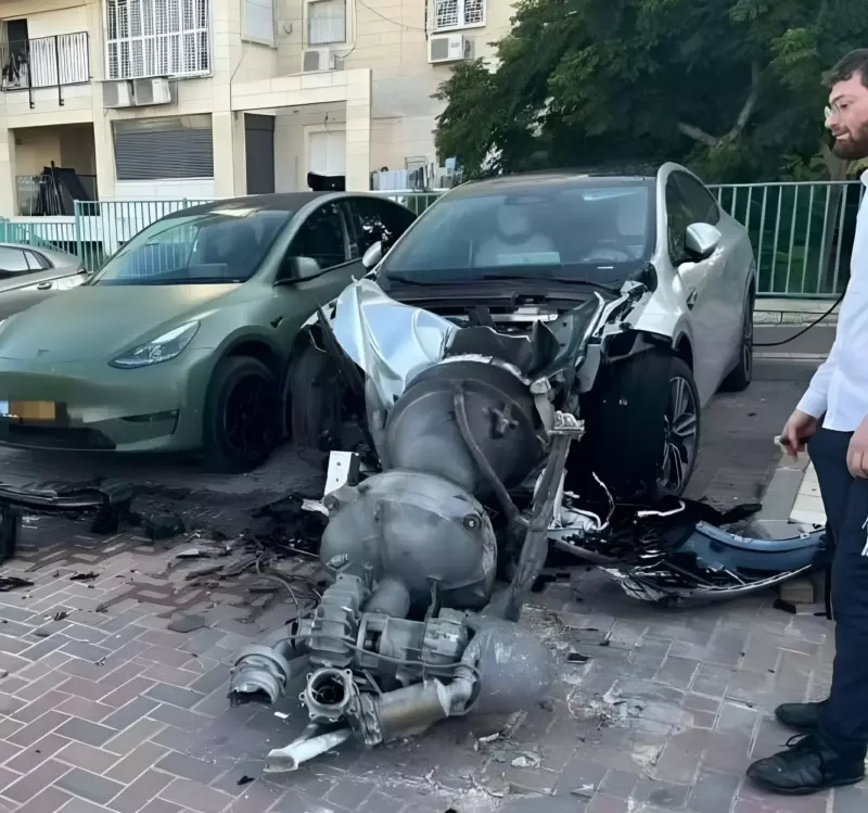 Chiếc Xpeng G6 bị trúng mảnh vỡ tên lửa tại Israel Chiếc Xpeng G6 bị trúng mảnh vỡ tên lửa tại Israel