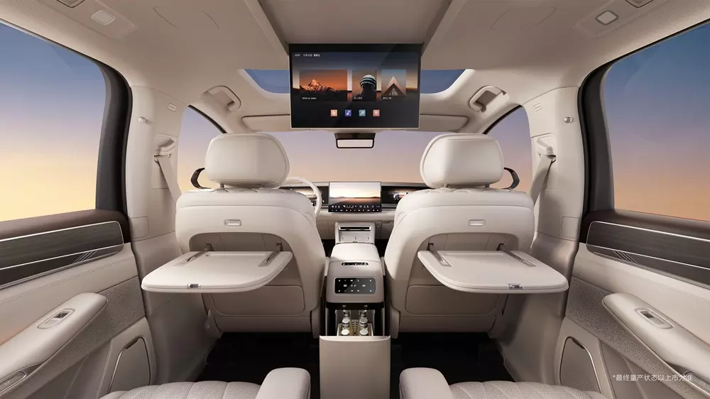 Hàng ghế thứ hai của BYD Datang có màn hình giải trí treo trần, bàn gấp và tủ lạnh nhỏ.