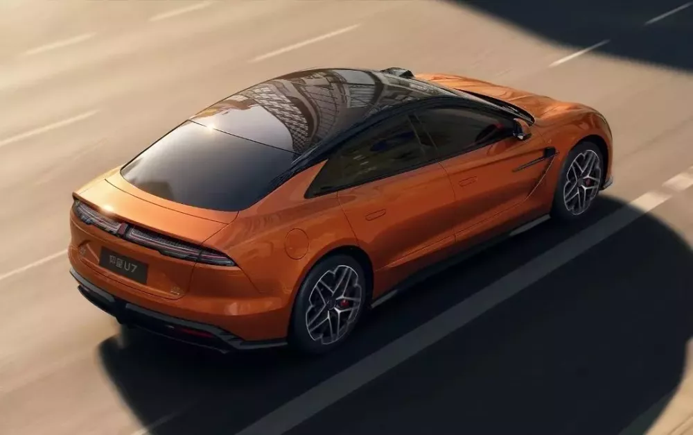 Yangwang U7 EV 2026 có cánh gió đuôi chủ động phía sau Yangwang U7 EV 2026 có cánh gió đuôi chủ động phía sau