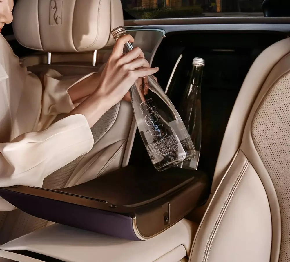 Yangwang U7 EV 2026 bản 4 chỗ có tủ lạnh nhỏ. Yangwang U7 EV 2026 bản 4 chỗ có tủ lạnh nhỏ.