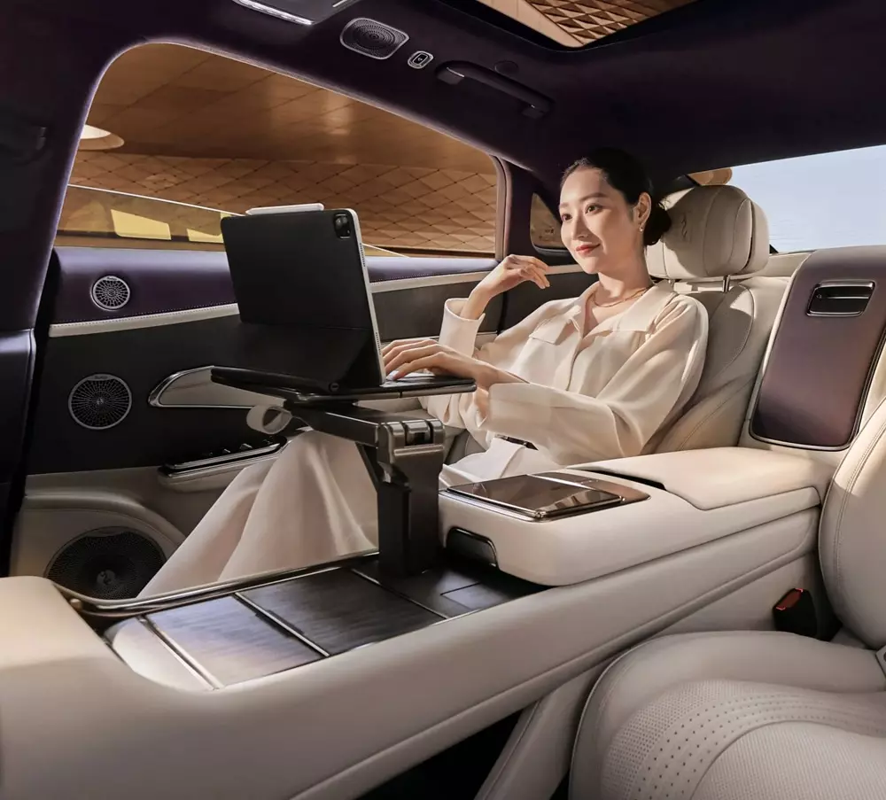 Yangwang U7 EV 2026 bản 4 chỗ bàn gấp Yangwang U7 EV 2026 bản 4 chỗ bàn gấp