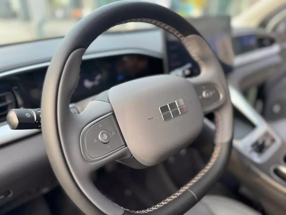 Cận cảnh vô lăng của Geely EX2