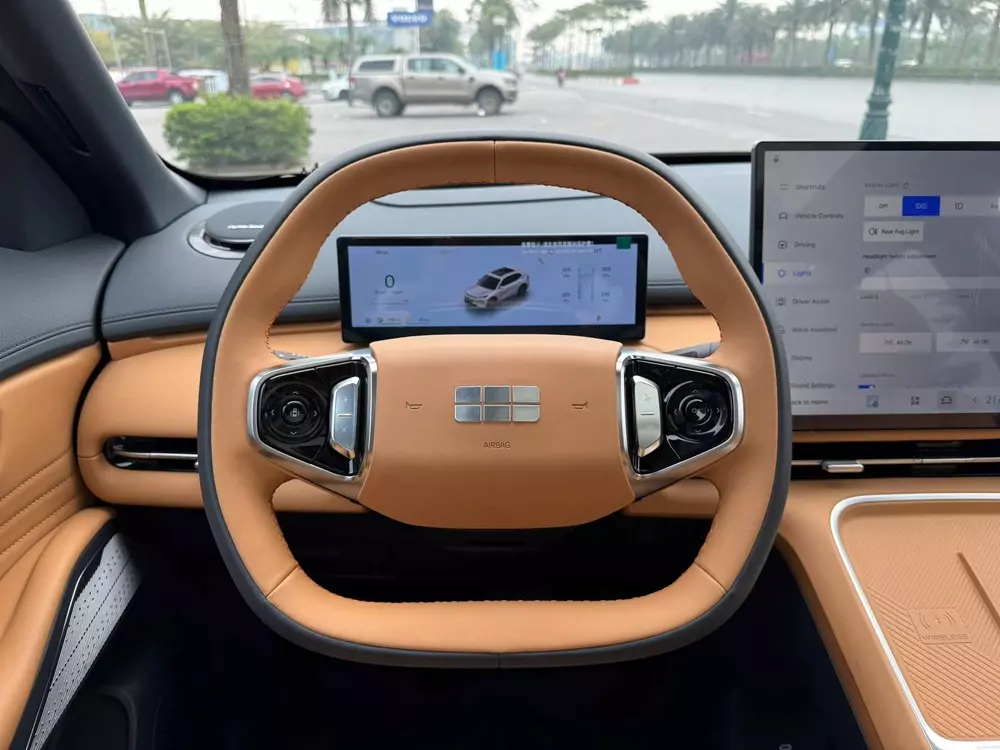 Geely EX5 EM-i được trang bị vô lăng khá vuông vức