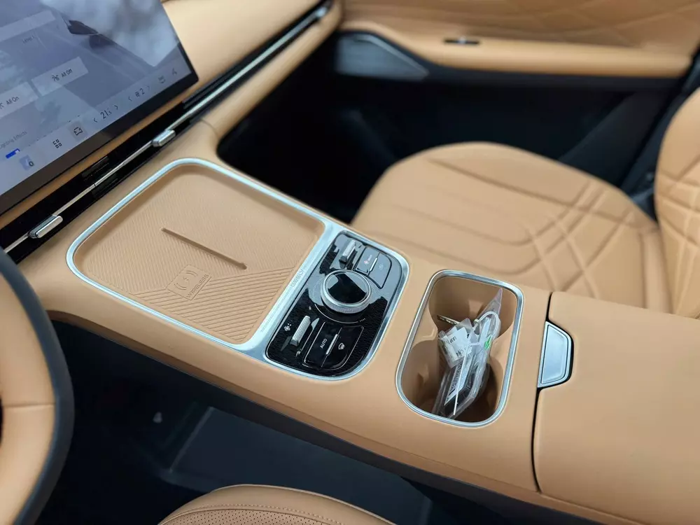 Geely EX5 EM-i được trang bị sạc không dây 50W