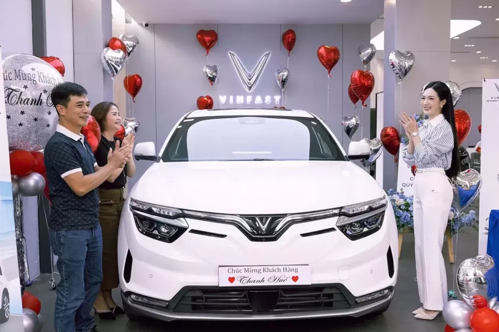 Vingroup tăng ưu đãi cho khách hàng chuyển đổi sang ô tô điện trong bối cảnh giá xăng, dầu leo thang