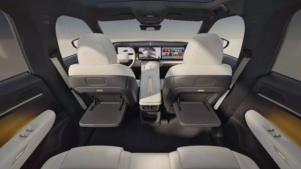 Lưng ghế trước của Volkswagen ID.Unyx 08 tích hợp 2 bàn gấp